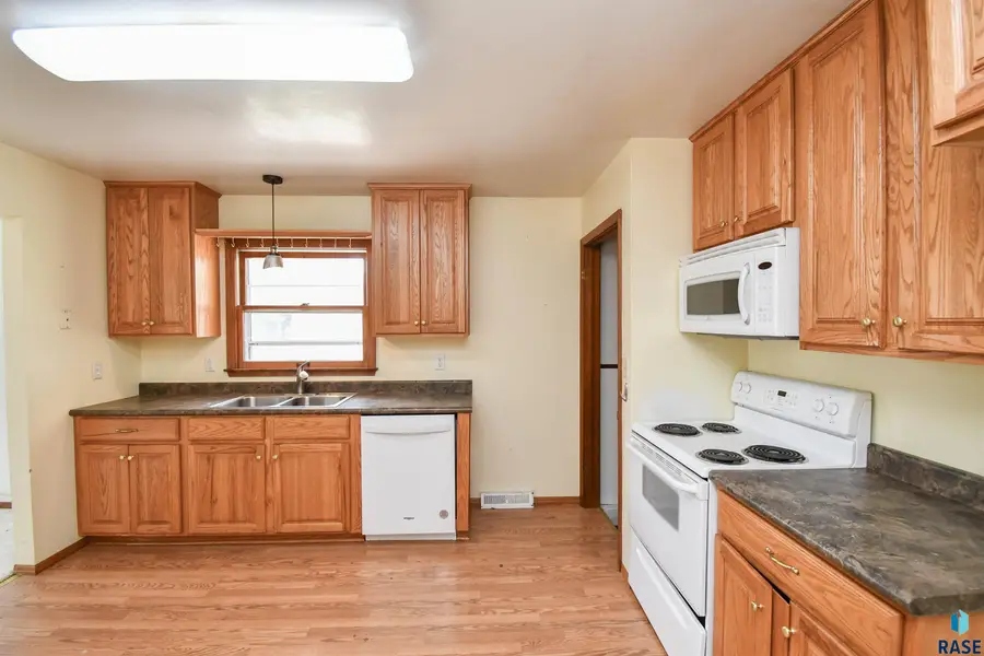 105 W 42nd St, Sioux Falls, SD 57105 - #3