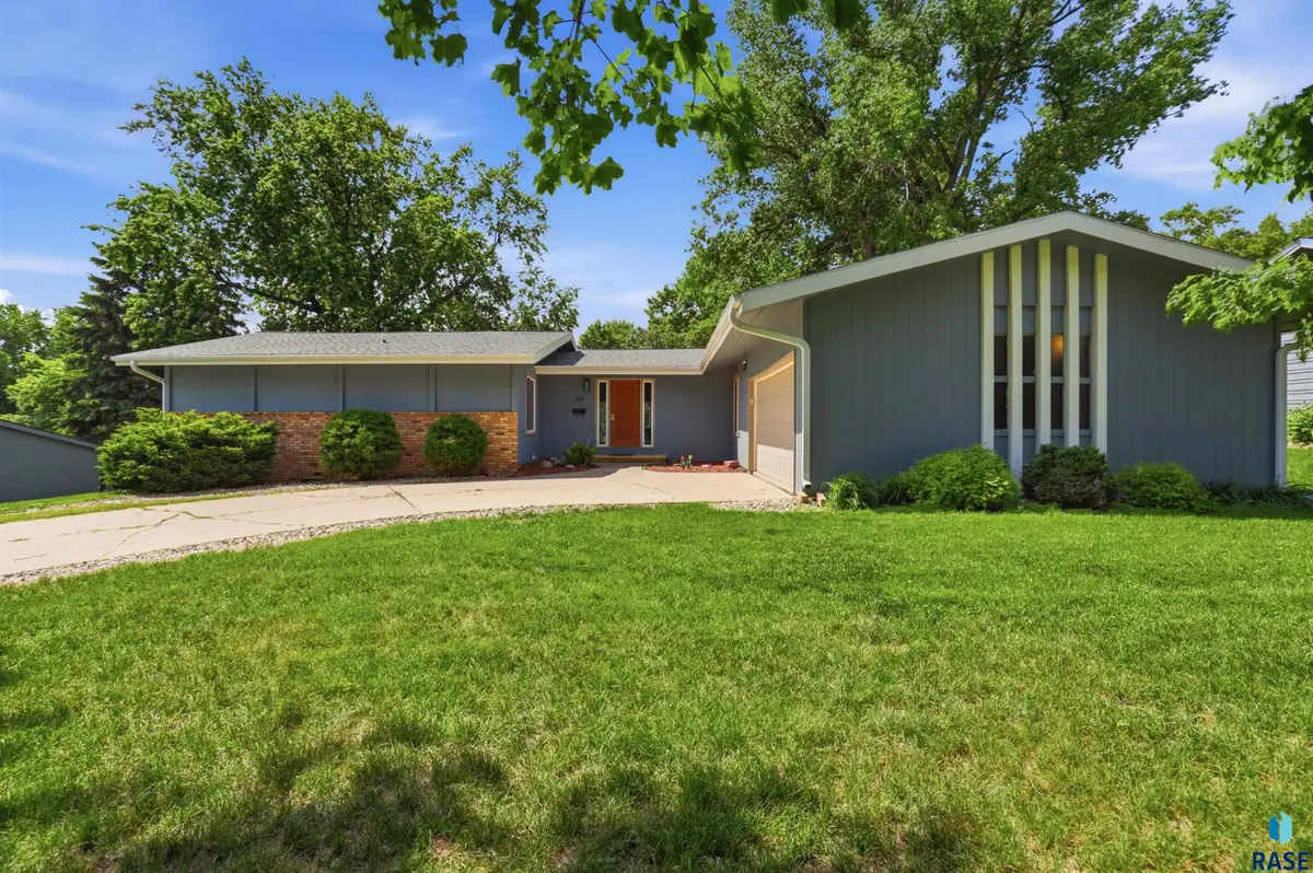 201 W Elm St, Luverne, MN 56156 - #1