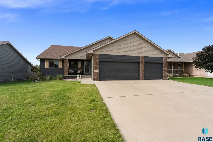 2900 E Buckingham St, Sioux Falls, SD 57108 - #2