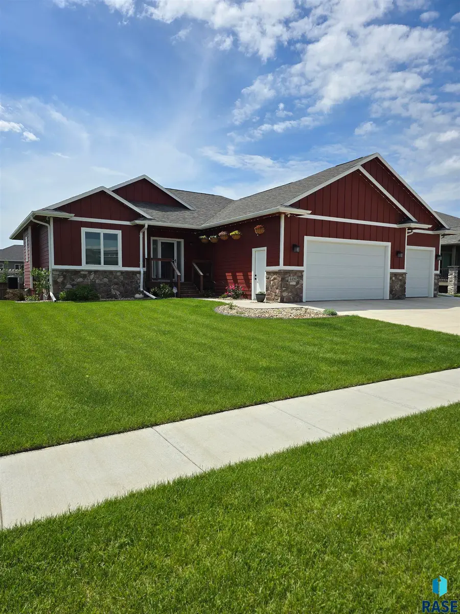 4405 S Sawtooth Trl, Sioux Falls, SD 57110 - #2
