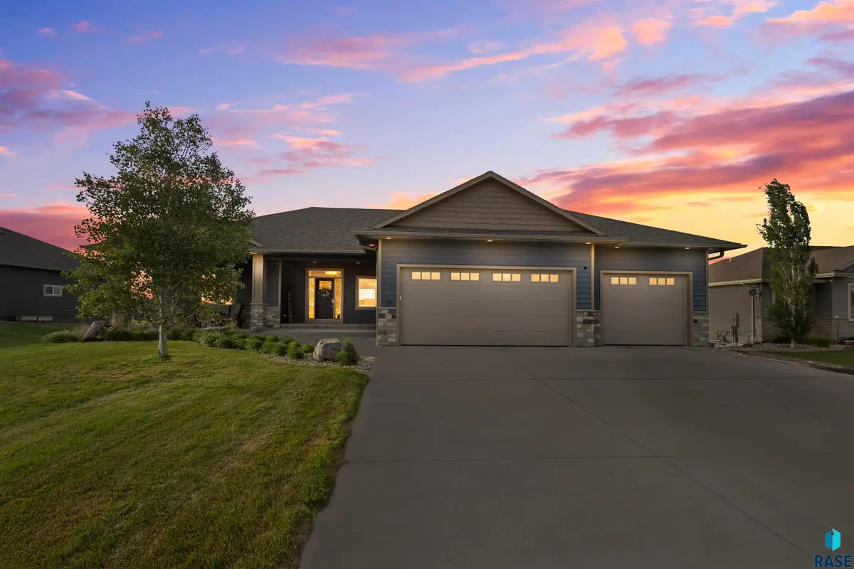 120 Linden Dr, Madison, SD 57042 - #1
