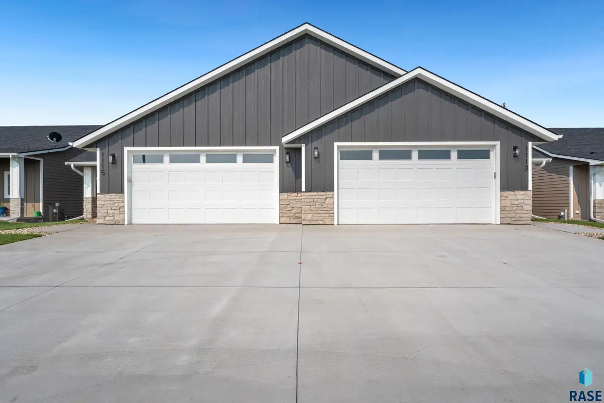 1113 S Foss Ave, Sioux Falls, SD 57110 - #1
