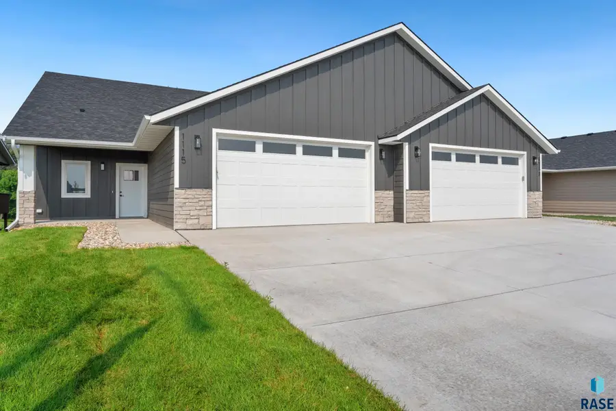 1113 S Foss Ave, Sioux Falls, SD 57110 - #3