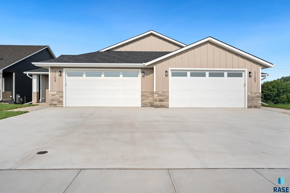 1107 S Foss Ave, Sioux Falls, SD 57110 - #1