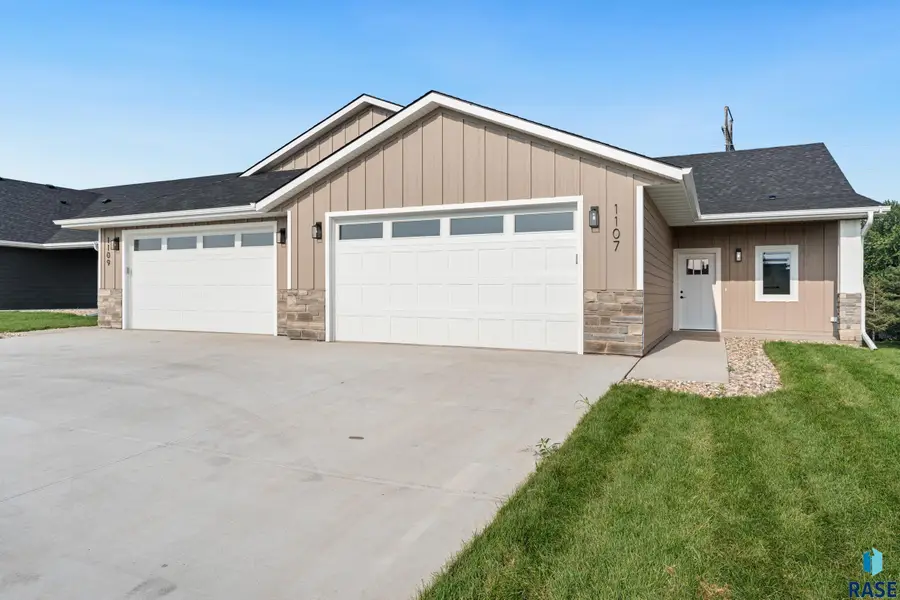 1107 S Foss Ave, Sioux Falls, SD 57110 - #3