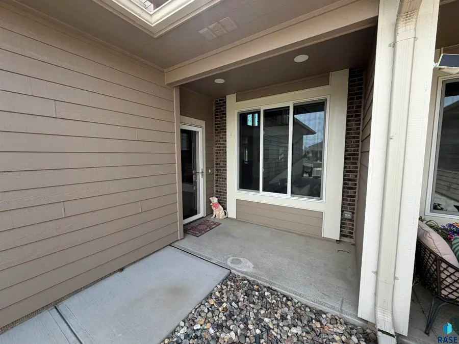 1605 S Meadowland Ave, Sioux Falls, SD 57106 - #2