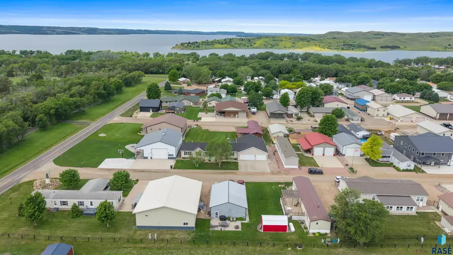 702 Lighthouse Island Ave, Lake Andes, SD 57356 - #3