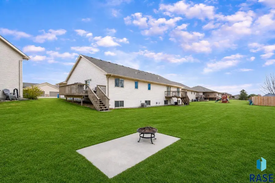7505 S Peregrine Pl, Sioux Falls, SD 57108 - #2