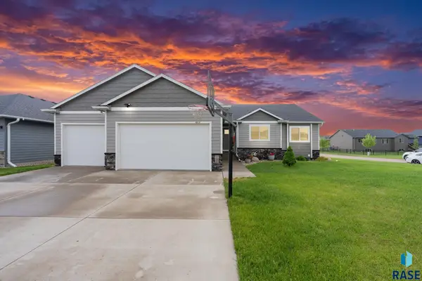 4001 S Catcher Ct, Sioux Falls, SD 57110