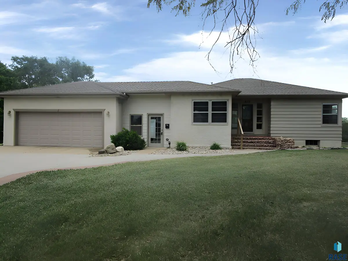 610 Maple St, Yankton, SD 57078 - #1