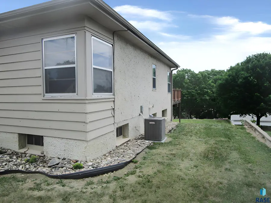 610 Maple St, Yankton, SD 57078 - #2
