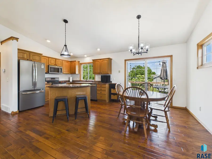 816 E Pine St, Brandon, SD 57005 - #2