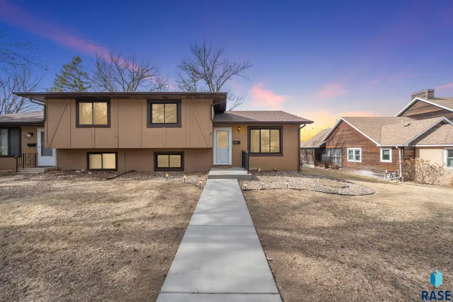 2427 S Center Ave, Sioux Falls, SD 57105 - #2