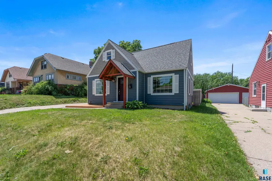 105 S Blauvelt Ave, Sioux Falls, SD 57103 - #2