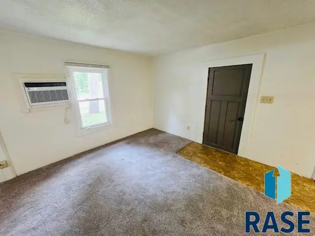 607 NE 4th St, Madison, SD 57042 - #3