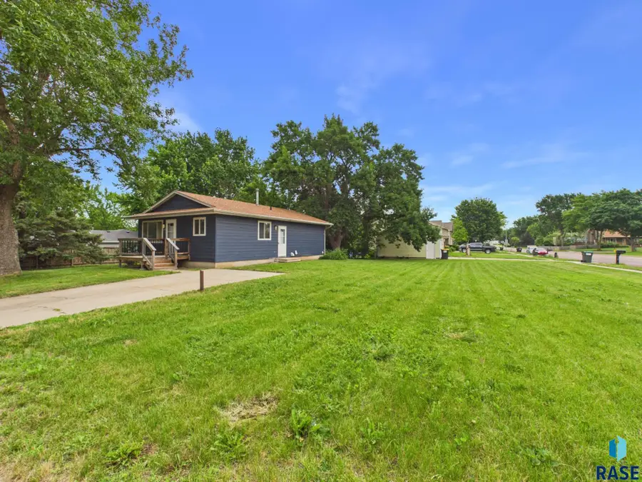 1104 S Joliet Ave, Sioux Falls, SD 57110 - #2