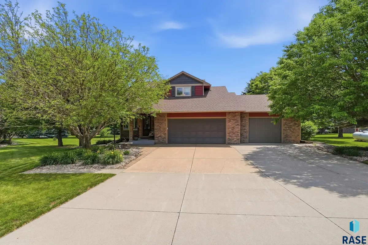 1600 N Deer Hollow Rd, Sioux Falls, SD 57110 - #1