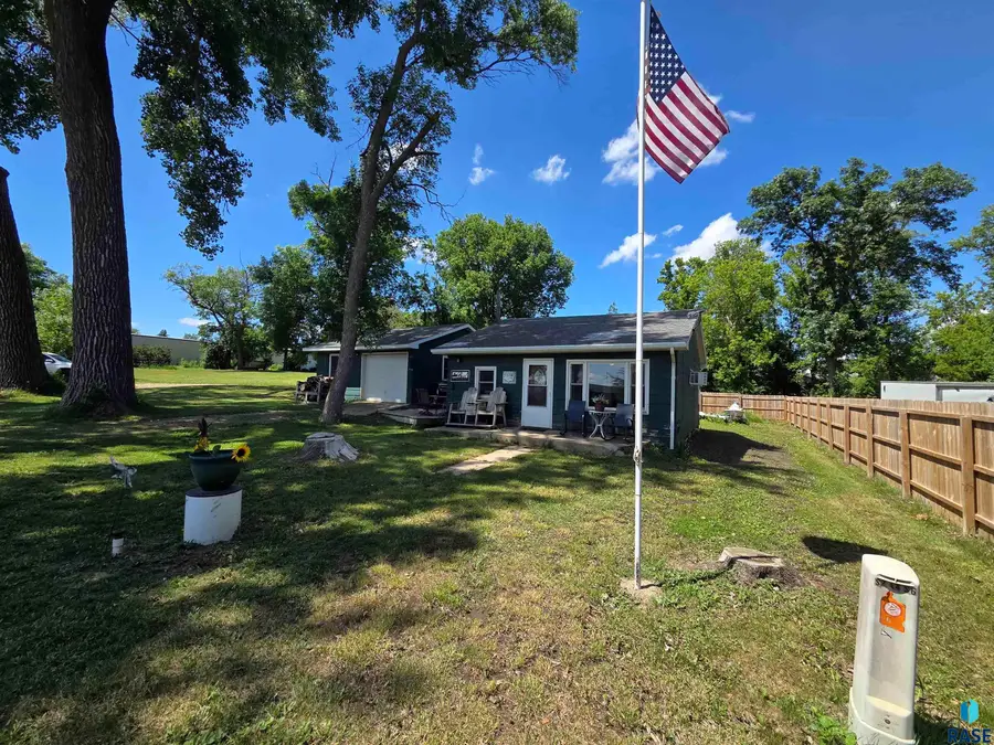 6114 Dakota Ave, Madison, SD 57042 - #2