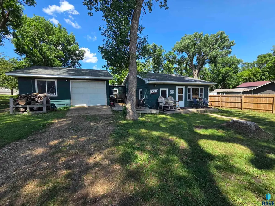 6114 Dakota Ave, Madison, SD 57042 - #3