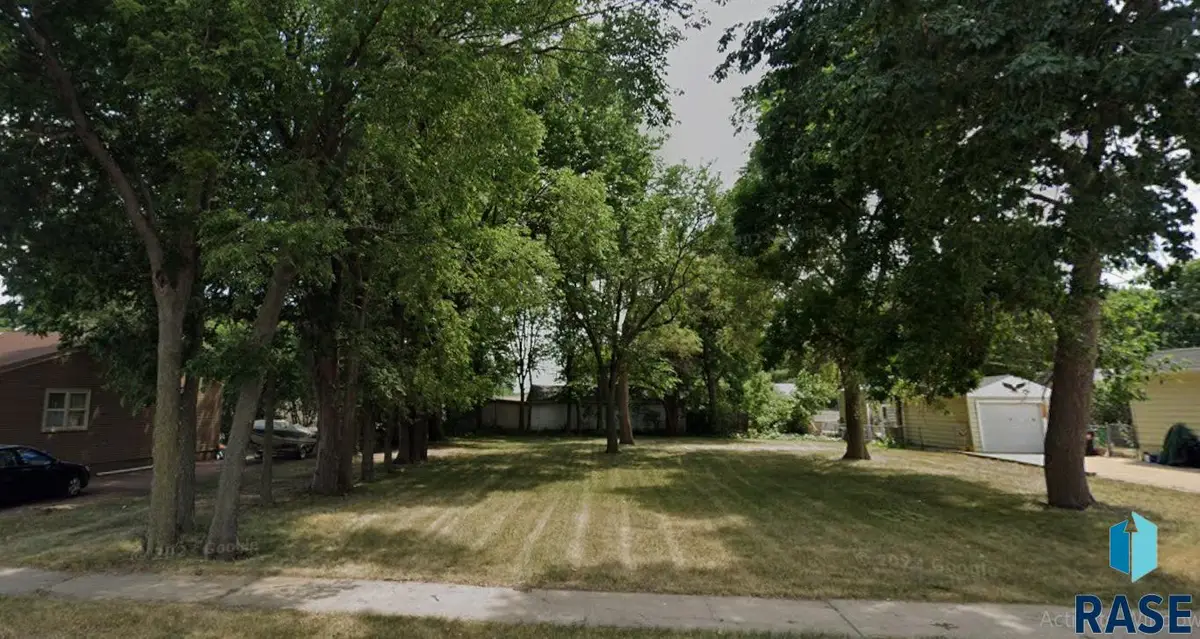2005 W Brookings St, Sioux Falls, SD 57104 - #1