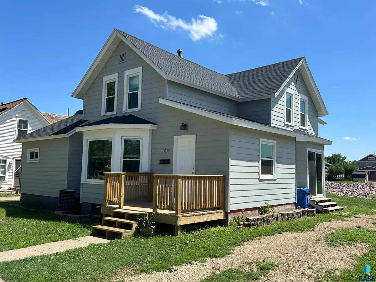 109 NE 4th St, Madison, SD 57042 - #1