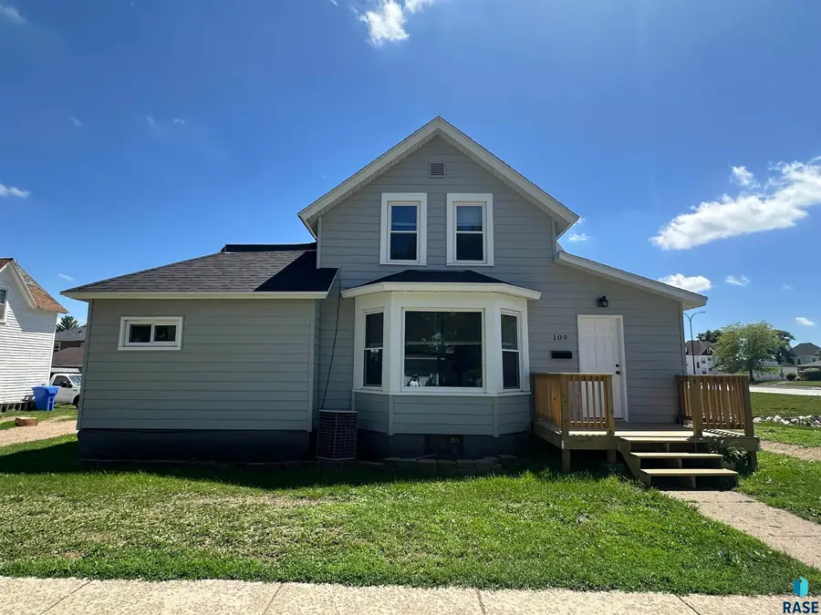109 NE 4th St, Madison, SD 57042 - #2