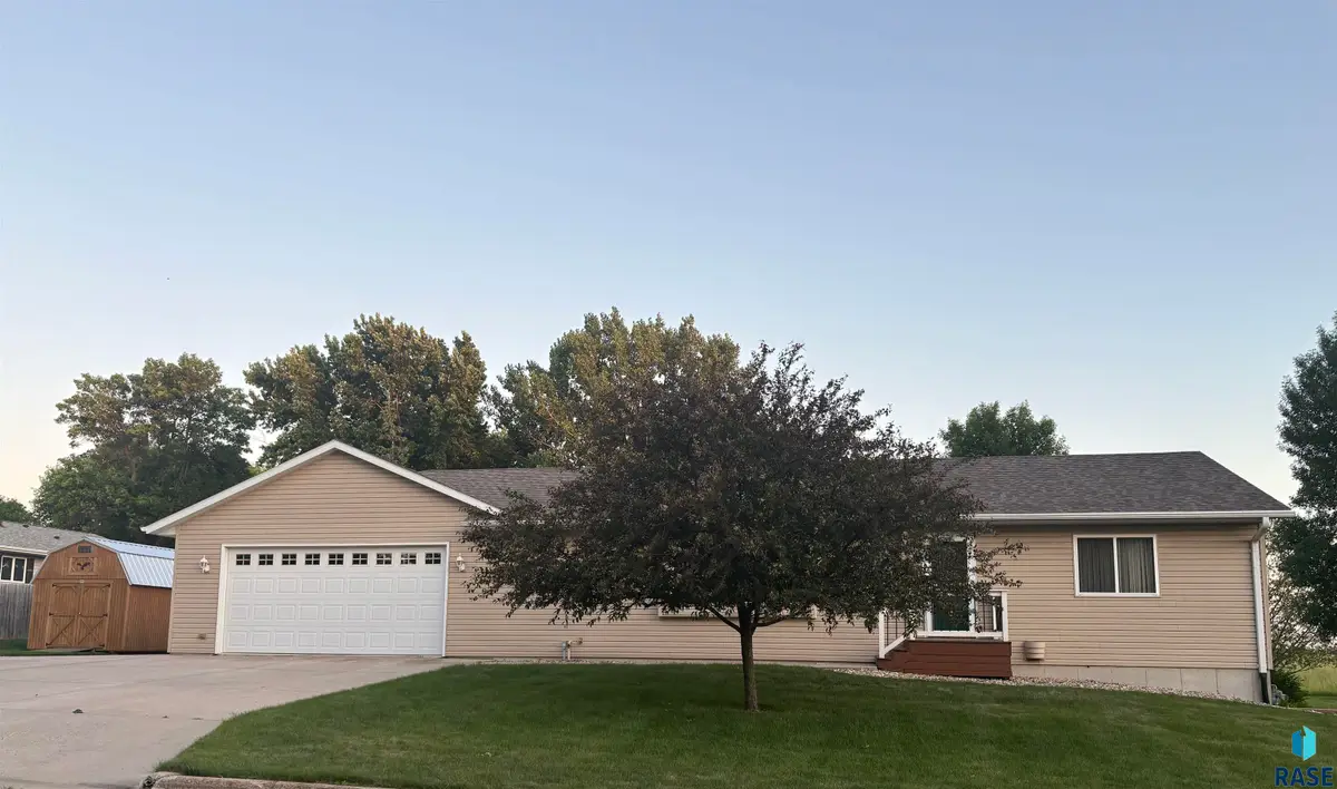 103 W Alton Ave, Flandreau, SD 57028 - #1