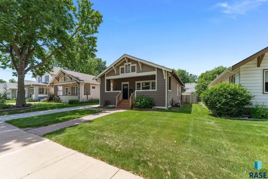 1307 S Summit Ave, Sioux Falls, SD 57105 - #2