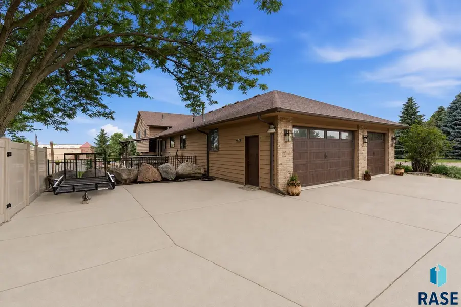 3509 E 49th St, Sioux Falls, SD 57103 - #2