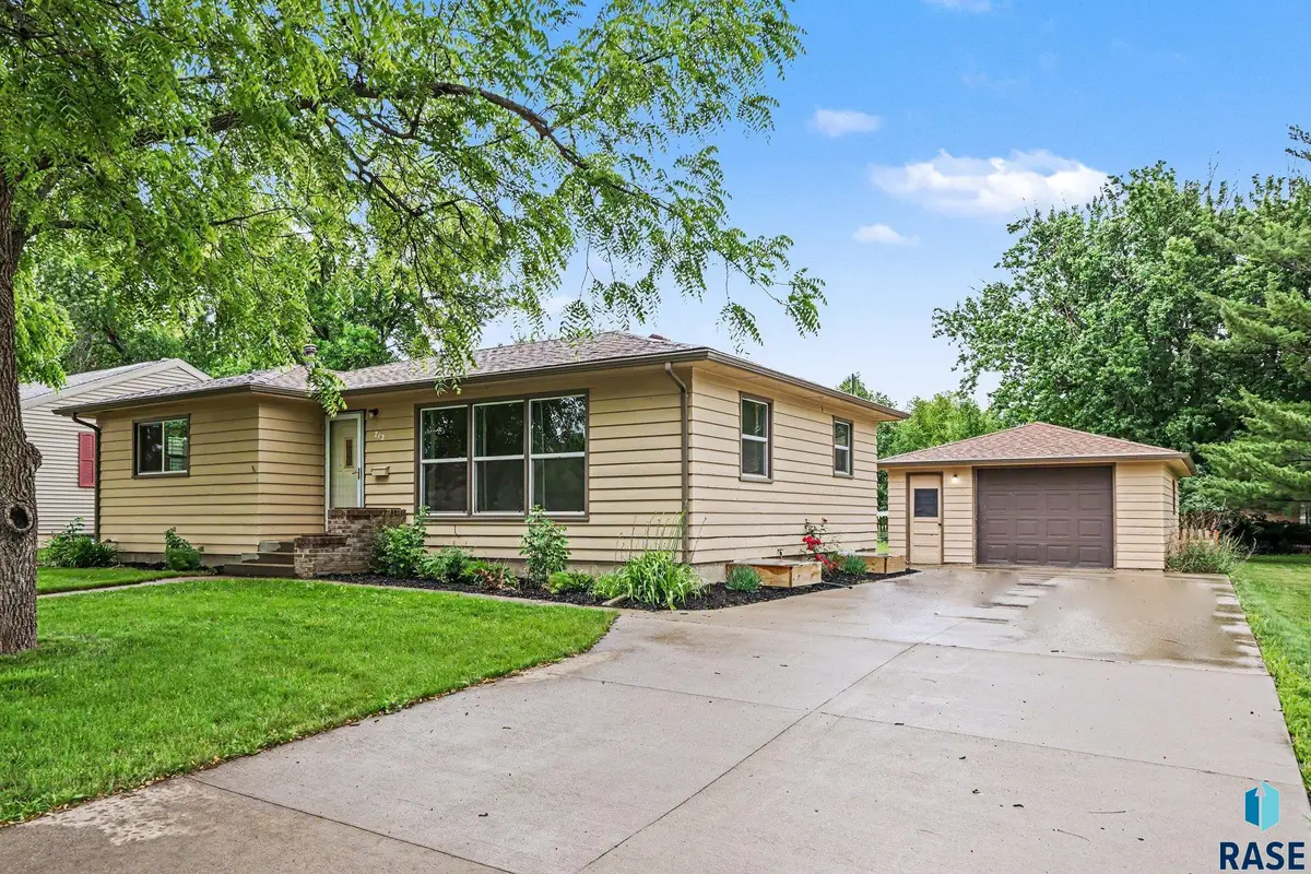 712 N Summit Ave, Madison, SD 57042 - #1
