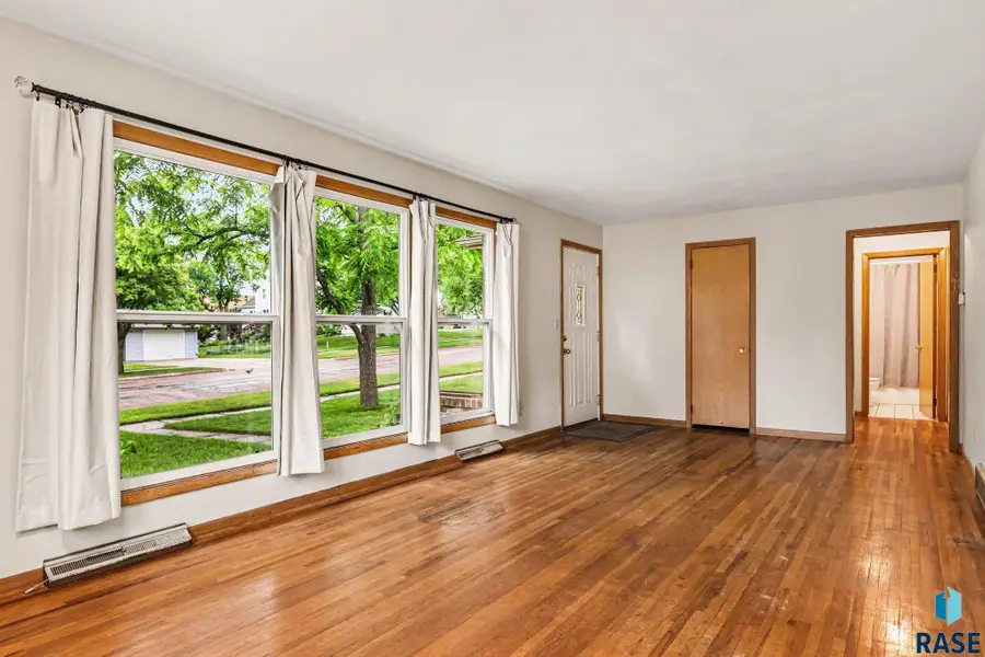 712 N Summit Ave, Madison, SD 57042 - #2