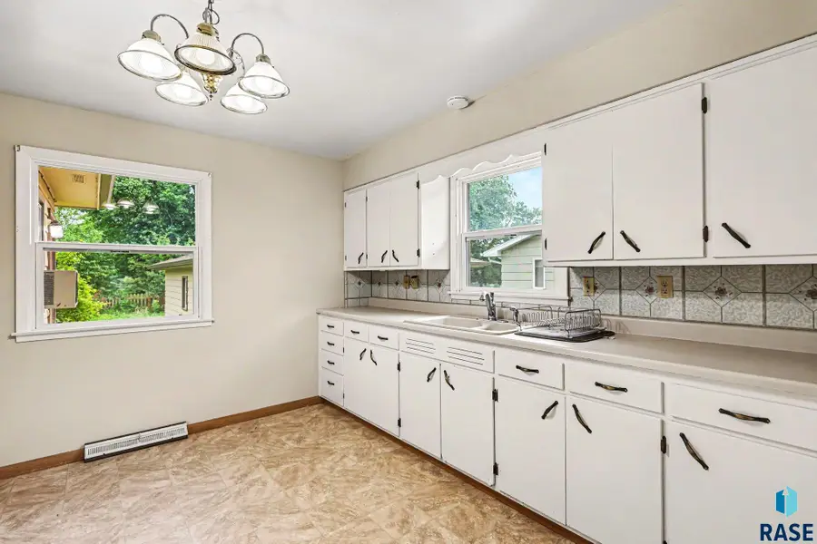 712 N Summit Ave, Madison, SD 57042 - #3