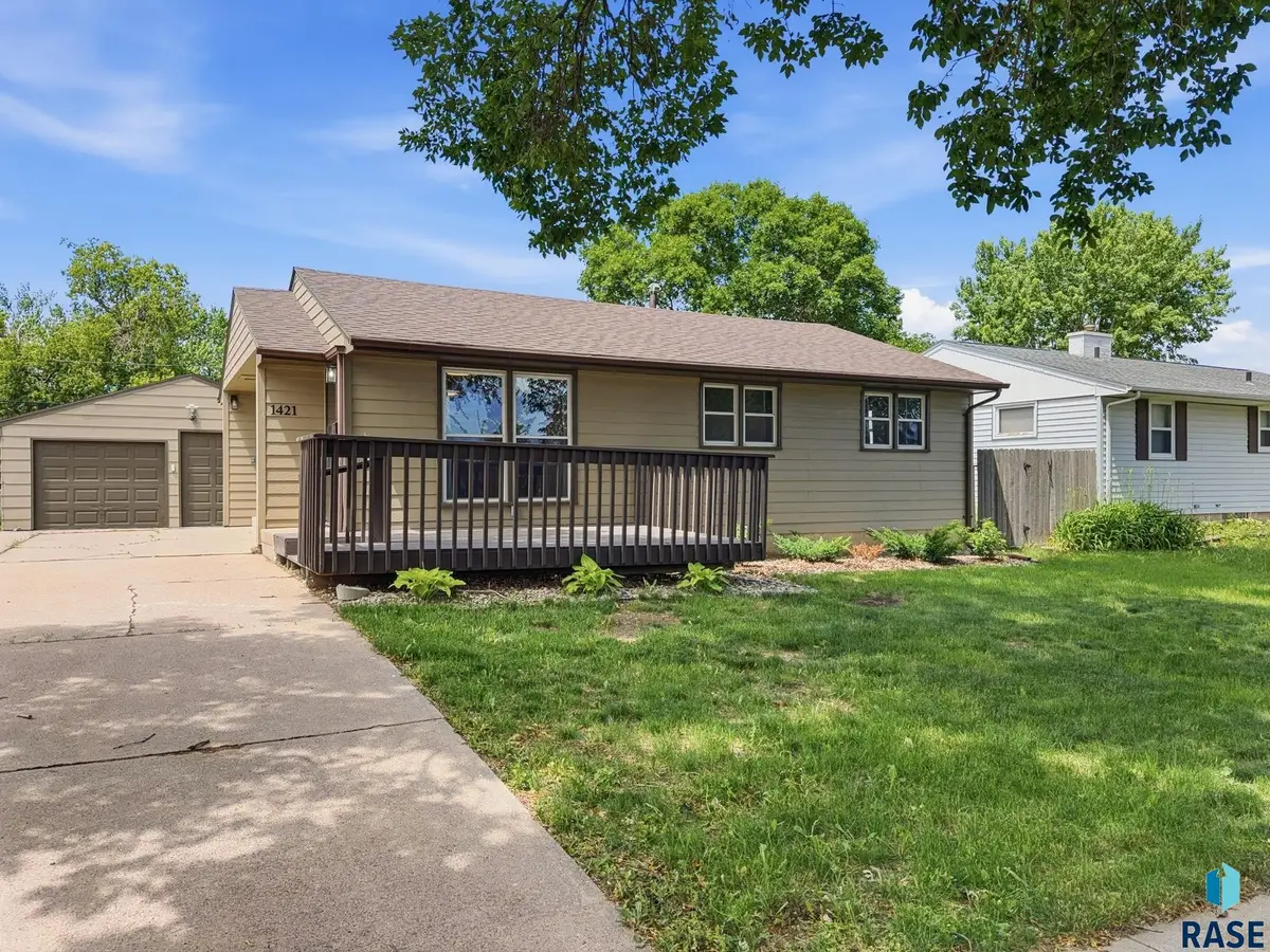 1421 N Lincoln Ave, Sioux Falls, SD 57104 - #1