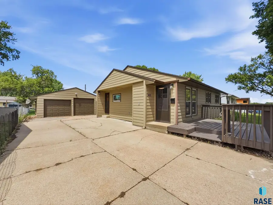 1421 N Lincoln Ave, Sioux Falls, SD 57104 - #2
