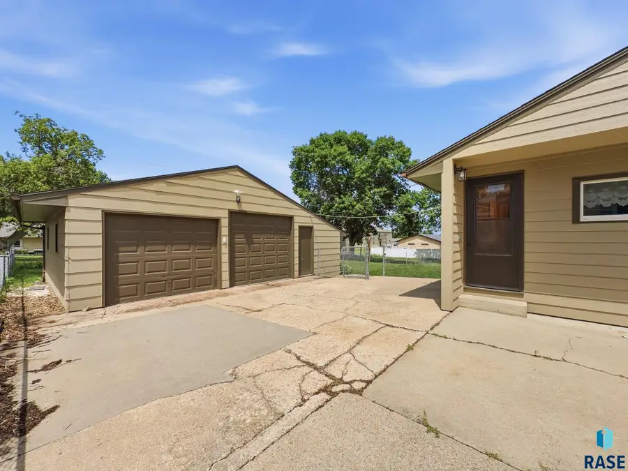 1421 N Lincoln Ave, Sioux Falls, SD 57104 - #3