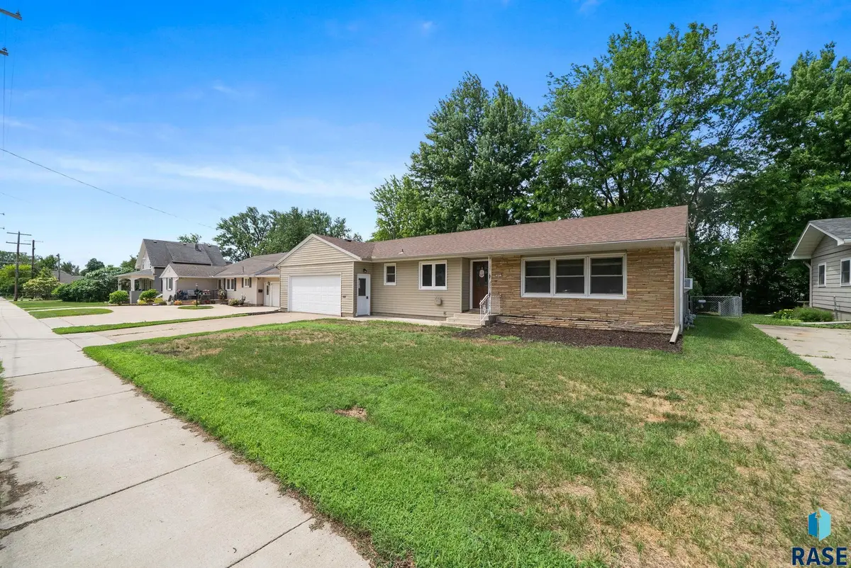 805 N Dakota St, Canton, SD 57013 - #1