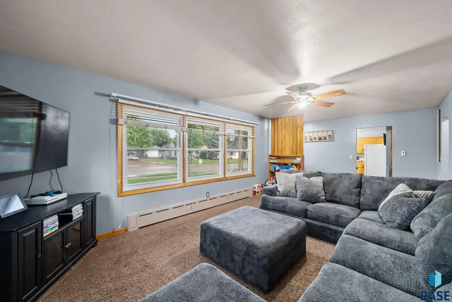 805 N Dakota St, Canton, SD 57013 - #3