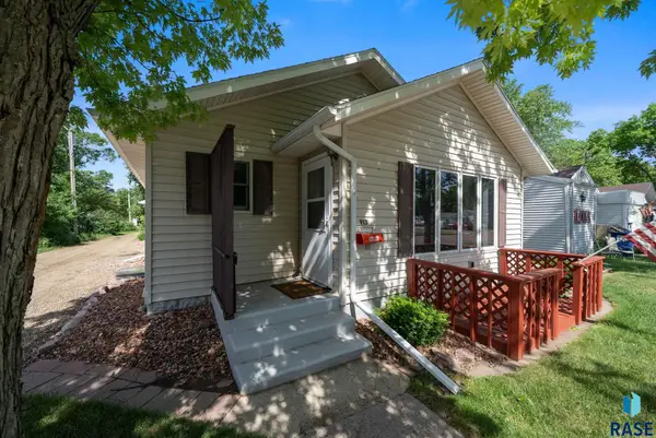 913 N Rowley St, Mitchell, SD 57301