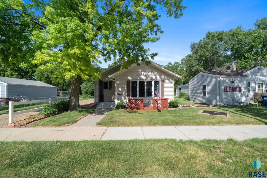 913 N Rowley St, Mitchell, SD 57301 - #2