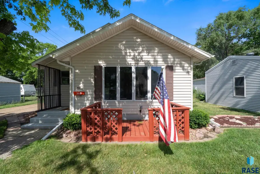 913 N Rowley St, Mitchell, SD 57301 - #3