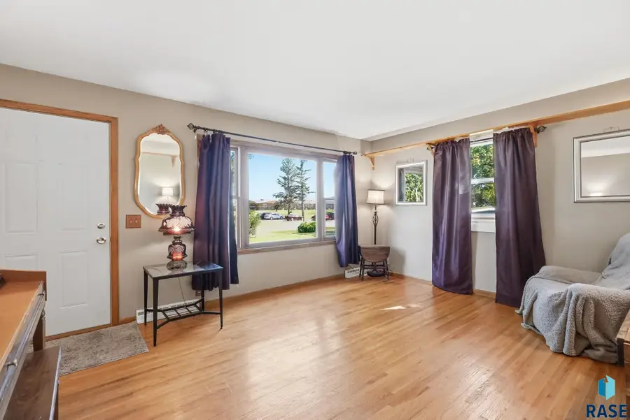 901 E 4th St, Garretson, SD 57030 - #2