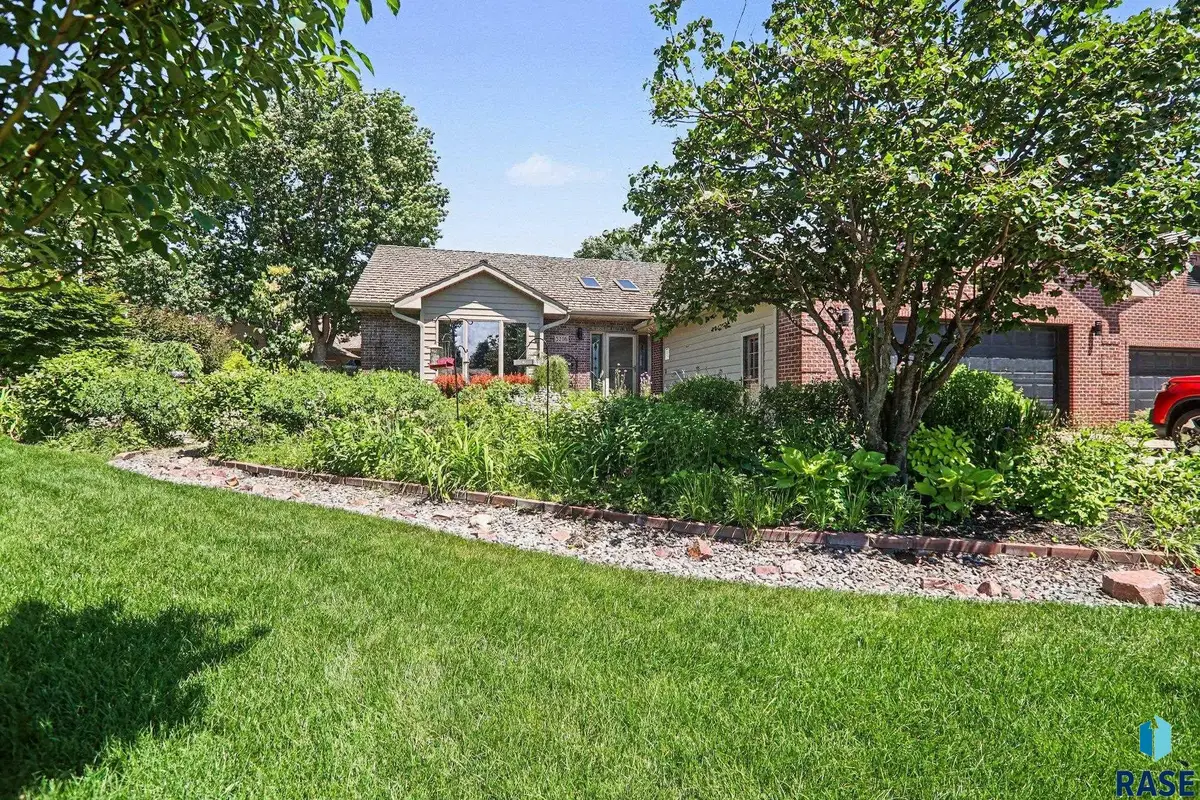 5206 S Sweetbriar Ct, Sioux Falls, SD 57108 - #1