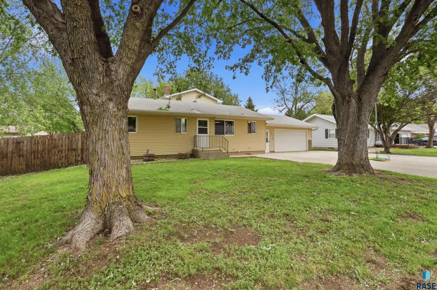 704 S Albert St, Freeman, SD 57029 - #2