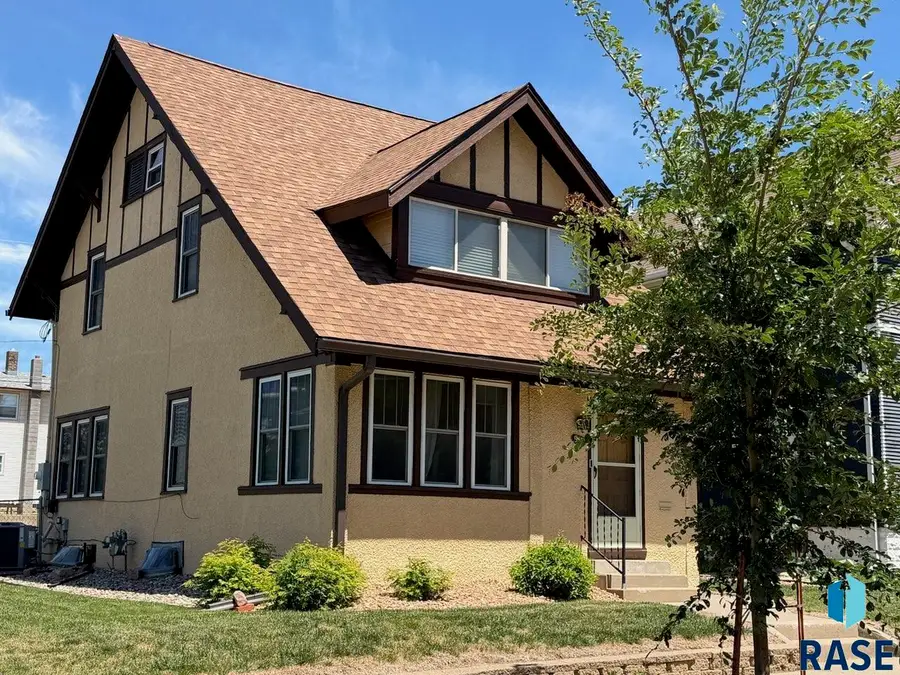 910 W 12th St, Sioux Falls, SD 57104 - #2