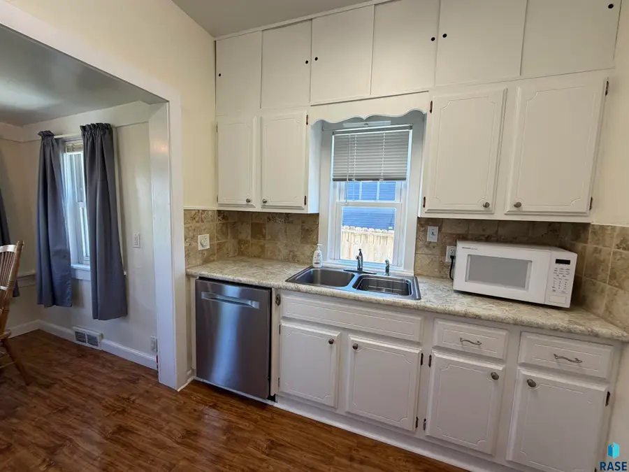 910 W 12th St, Sioux Falls, SD 57104 - #3
