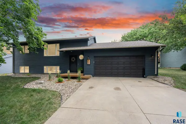 623 Hickory Ln, Harrisburg, SD 57032