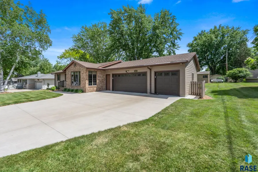 5205 W 37th St, Sioux Falls, SD 57106 - #3