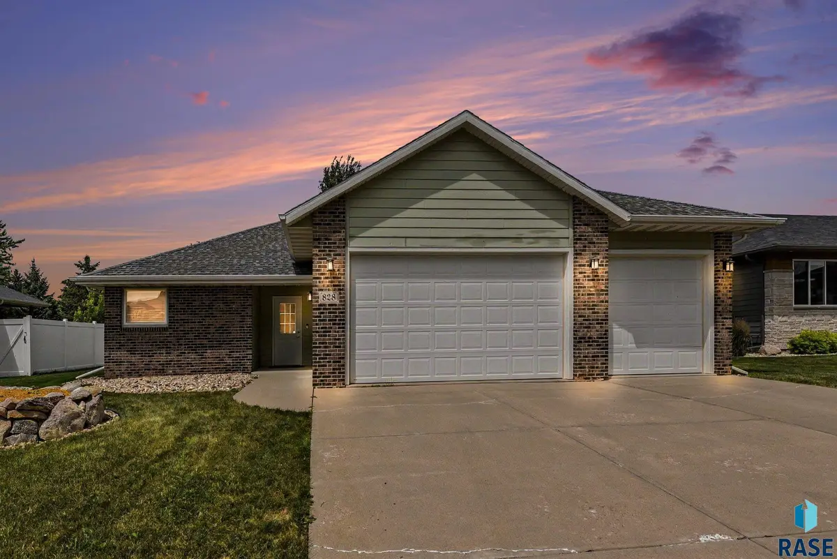 828 E 70th St, Sioux Falls, SD 57108 - #1