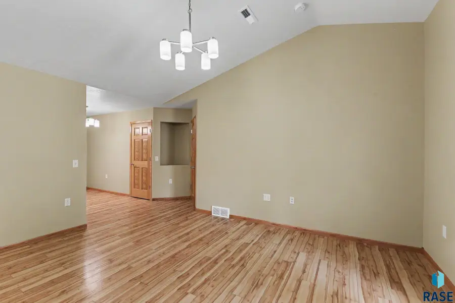 828 E 70th St, Sioux Falls, SD 57108 - #3