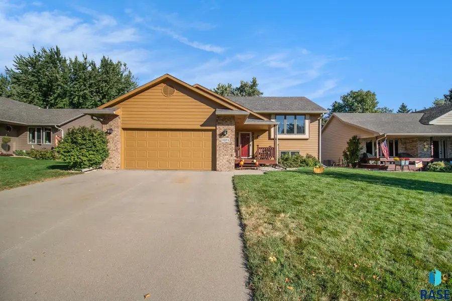 5704 W 52nd St, Sioux Falls, SD 57106 - #2